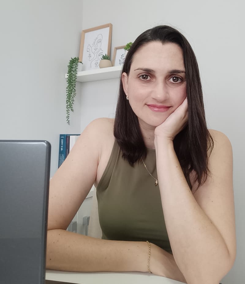 Carina Nogueira, psicóloga online especialista em TCC